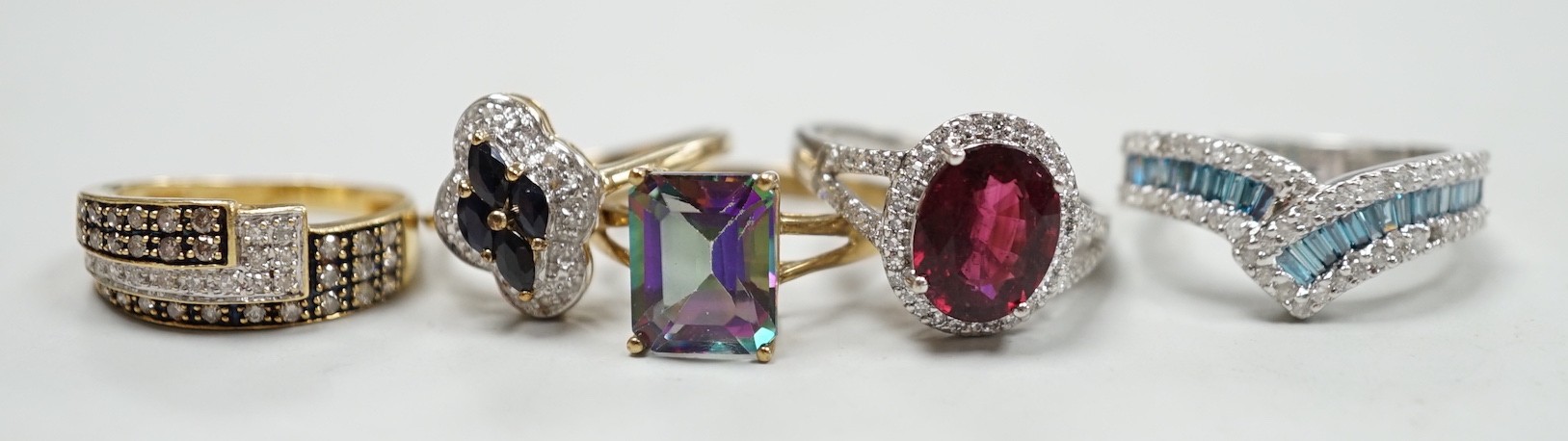 Five assorted modern 9ct gold and gem set rings, including a white gold, deep pink tourmaline and diamond chip set oval cluster ring, size N, gross weight 14.8 grams (one with broken shank).
